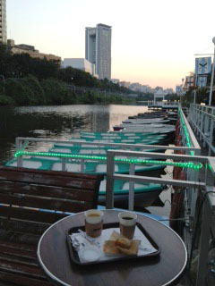 カナルカフェ　お堀とボートと夕暮れ-1.jpg