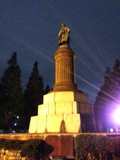 夜散歩　靖国神社の銅像-1.jpg
