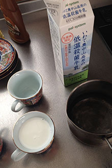 有田焼でマキアート04 ミルクを計る.jpg