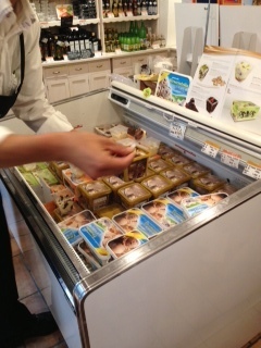 神楽坂ほおずき市　イタリア食材店　アイスクリームの試食.jpeg